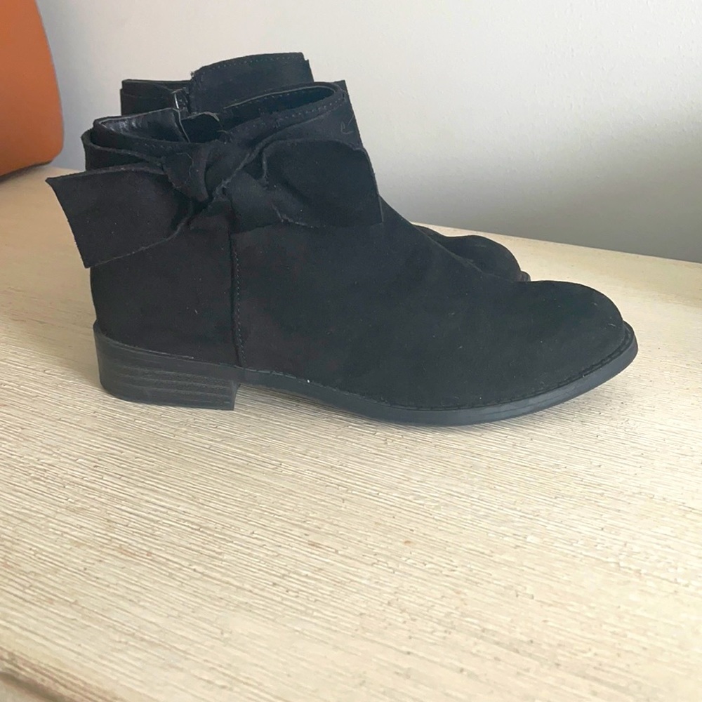 Girls’ black booties